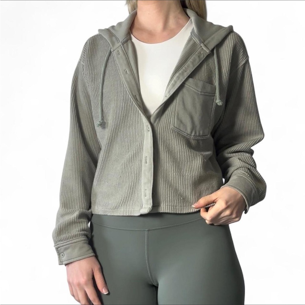 American Eagle Cropped Hooded Textured Button Down Light Green Sage S
